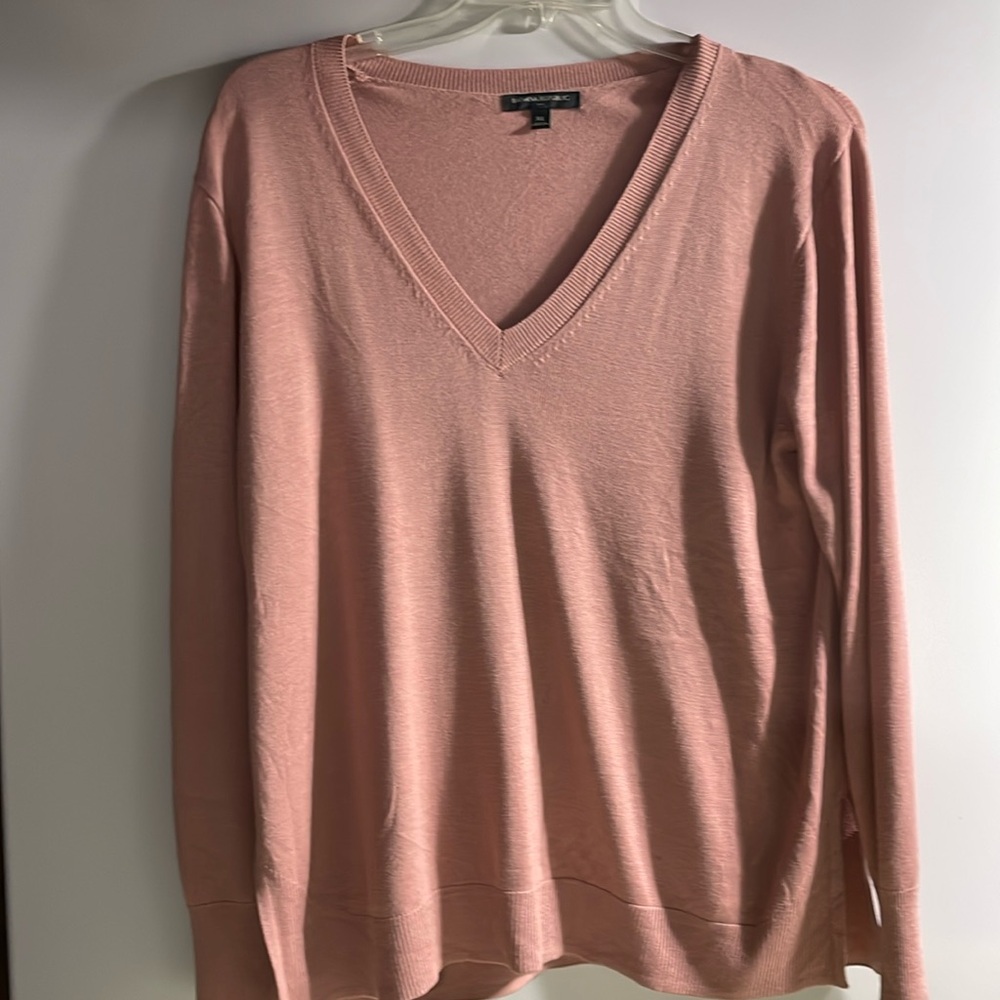 Women’s Banana Republic XL light pink lightweight v-neck sweater